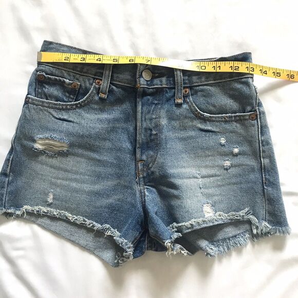 LEVI’S Size 25 Womens High Rise Wedgie Fit Button Fly Raw Hem Jean Shorts EEUC! - Picture 5 of 12